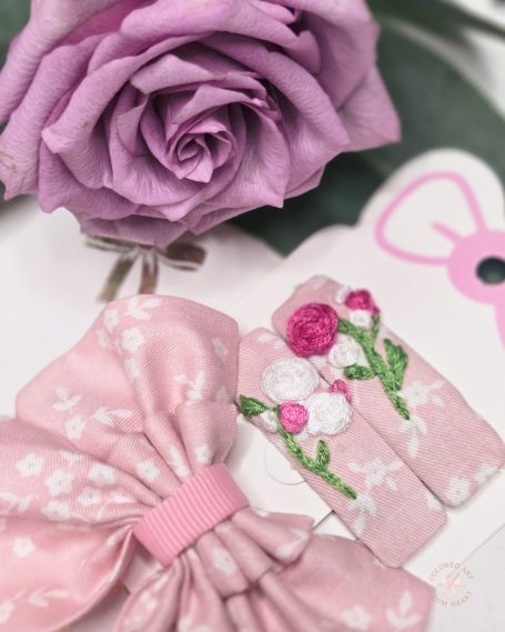 Handmade set with embroidered roses, consisting of a pink floral signature bow and two matching hair clips.