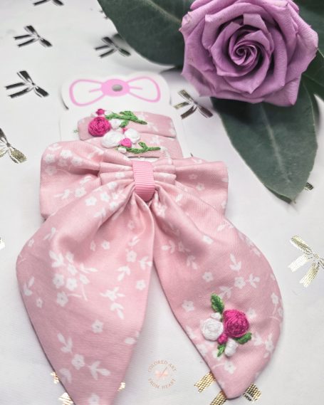 Handmade set with embroidered roses, consisting of a pink floral signature bow and two matching hair clips.