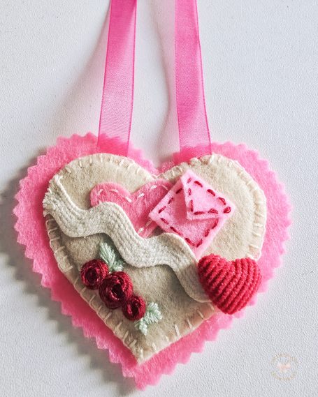 Feld heart bookmark with pink ribbon and tiny decorations (letter, roses, hearts).