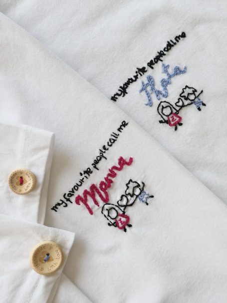 White T-shirts with embroidered messages for grandma and grandpa