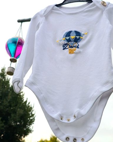 Denis' Sky - Peronalised Bodysuit for Baby Boy A soft white bodysuit, personalised with name and hand-embroidered air balloon