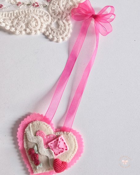 Feld heart bookmark with pink ribbon and tiny decorations (letter, roses, hearts).